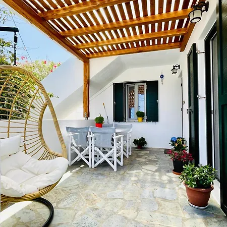 Emanouela's In The Center Of